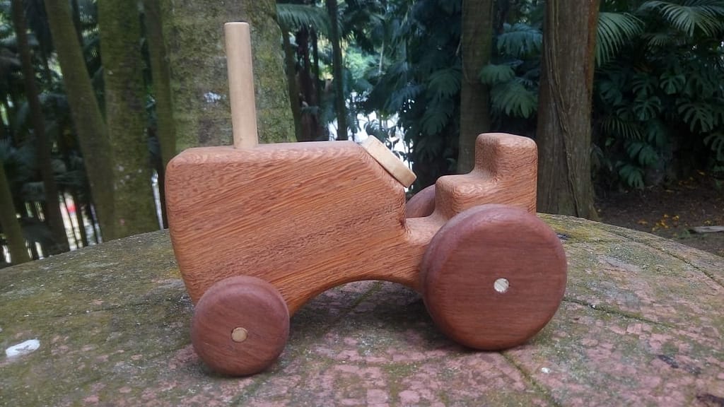 trator em madeira maciça para primeira infancia efeito madeira