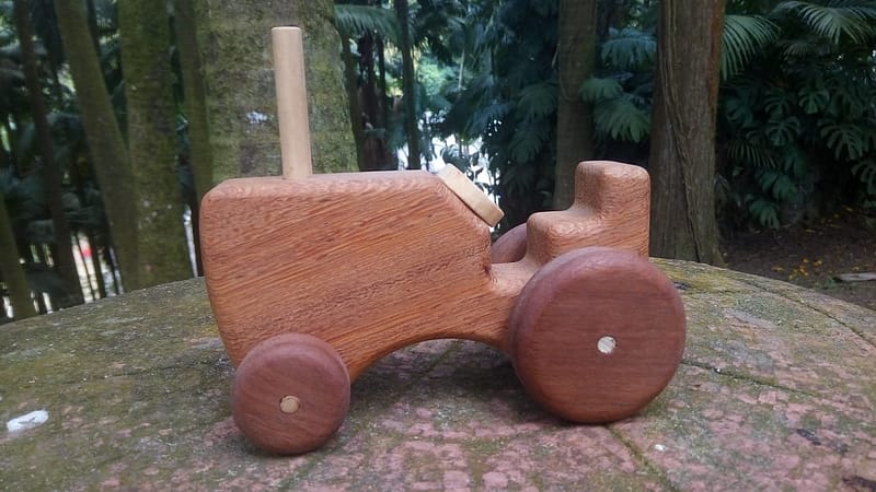 trator em madeira maciça para primeira infancia efeito madeira