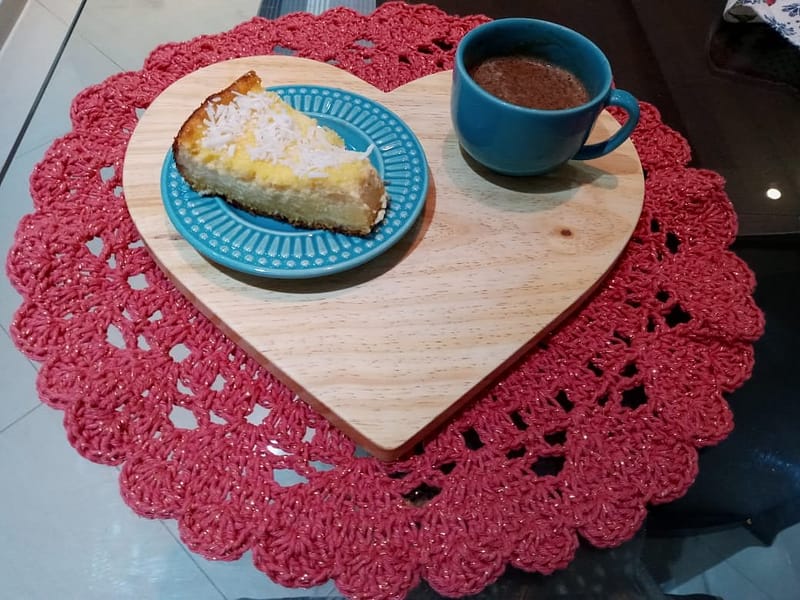 Tabua gourmet de coração para mesa posta efeito madeira