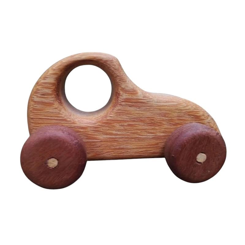 carrinho de madeira de brinquedo com silhueta ergonômica arredondada e quatro rodinhas funcionais.
